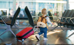 REGOLE PER VIAGGIARE IN AEREO CON BAMBINI E NEONATI