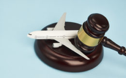 Divieto di cessione del credito derivante da ritardo aereo e cancellazione del volo a Società: l’importanza di tornare ad affidarsi ad un avvocato specializzato