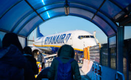 Ritardo aereo Ryanair: doppia inversione di rotta per malore passeggero e per guasto tecnico